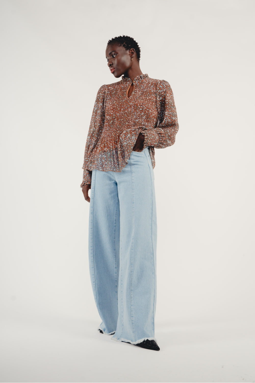 Blusa plisada caqui The Gwen Leo