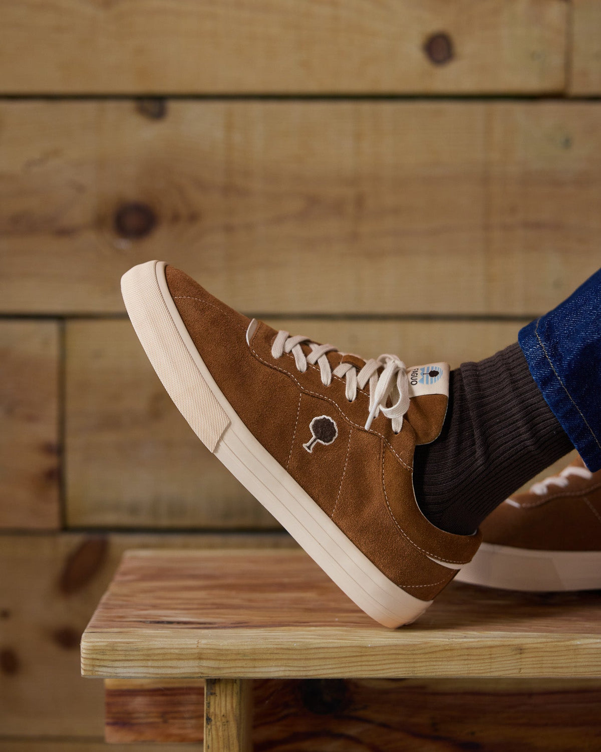 Sneakers in pelle scamosciata cammello