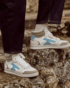 Zapatillas altas blancas y marrón claro de cuero