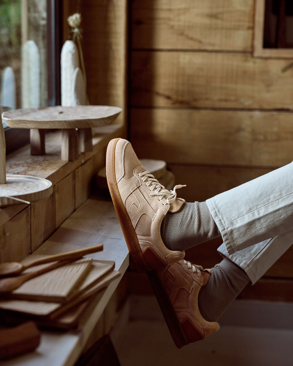 Sneakers in pelle scamosciata beige chiaro