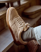 Sneakers in pelle scamosciata beige chiaro