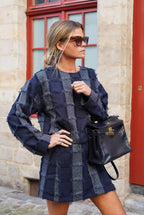 Wide sleeves and blue jacquard fabric, this top is the perfect piece for an elegant and textured look.