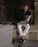 Chausson homme laine, marine rouge Angarde porté assis