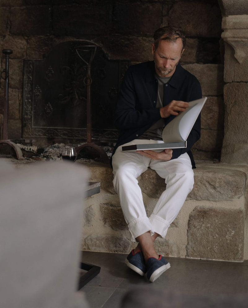 Chausson homme laine, marine rouge Angarde porté assis