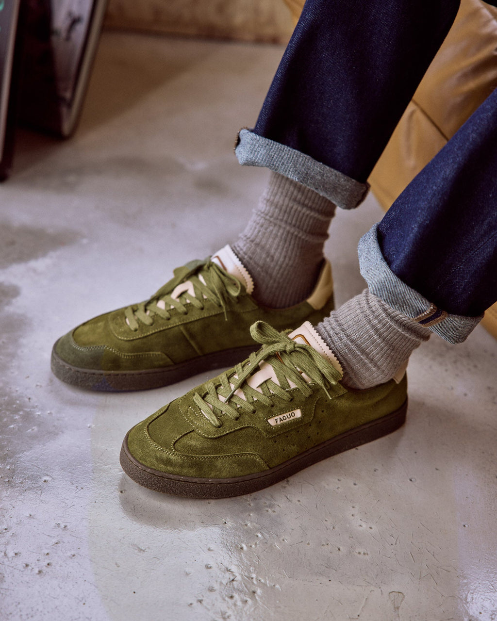 Sneaker in pelle scamosciata verde oliva