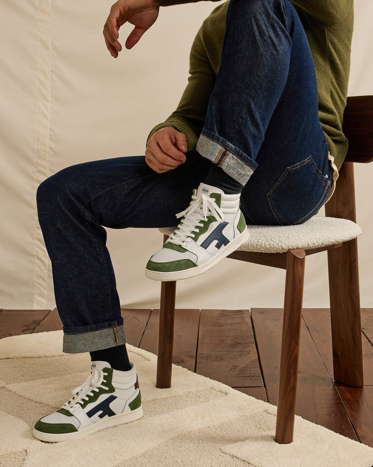 Sneaker alte in pelle bianca e kaki