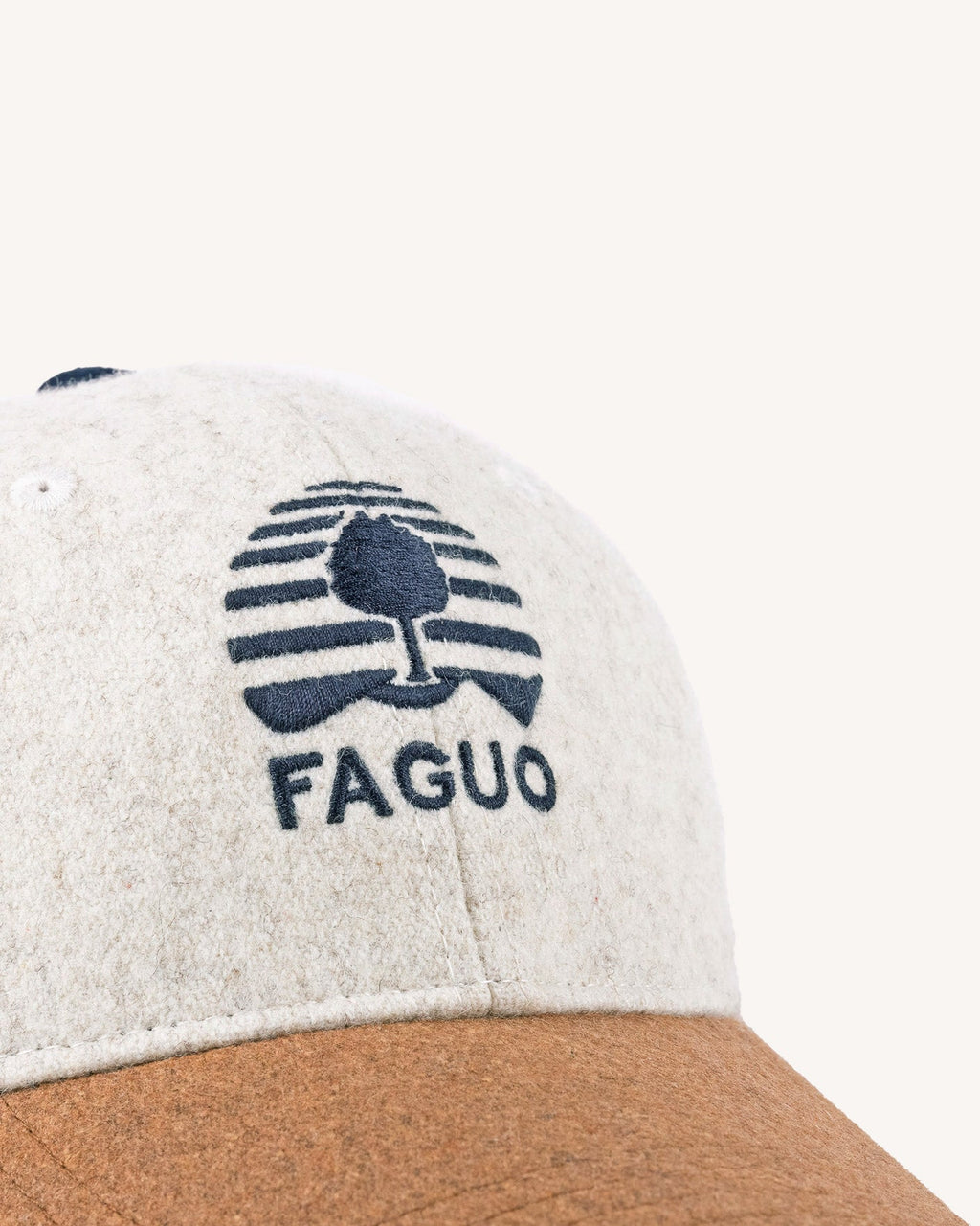 Gorra azul marino y cruda
