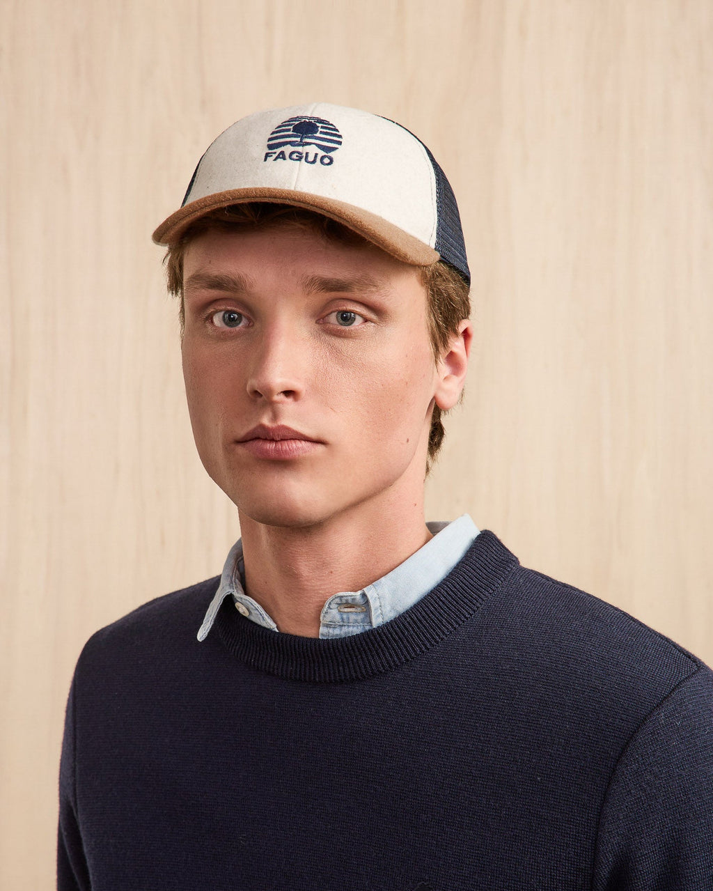 Gorra azul marino y cruda