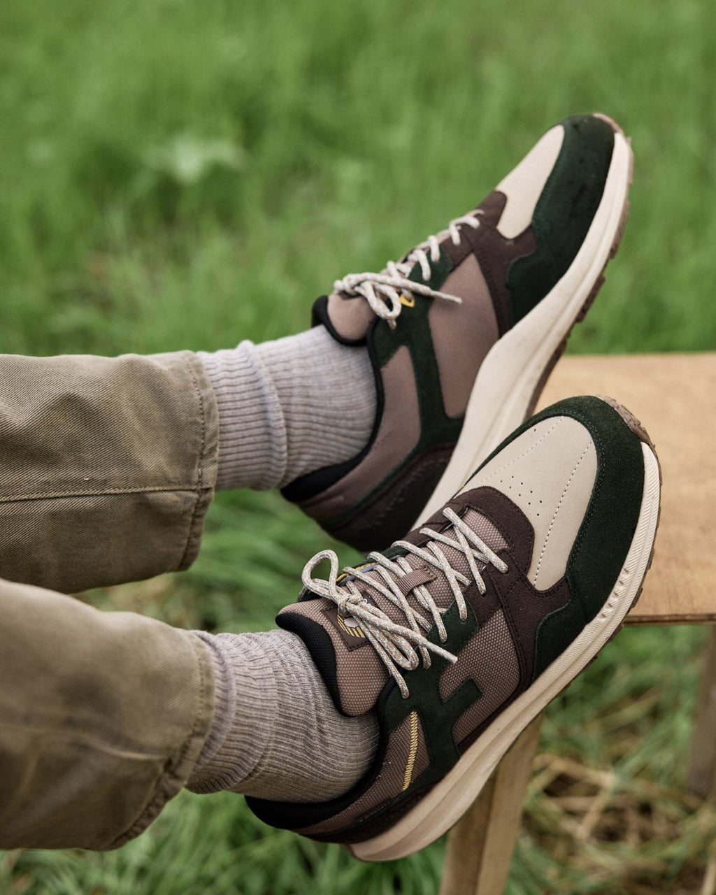 Sneakers verde scuro e tortora