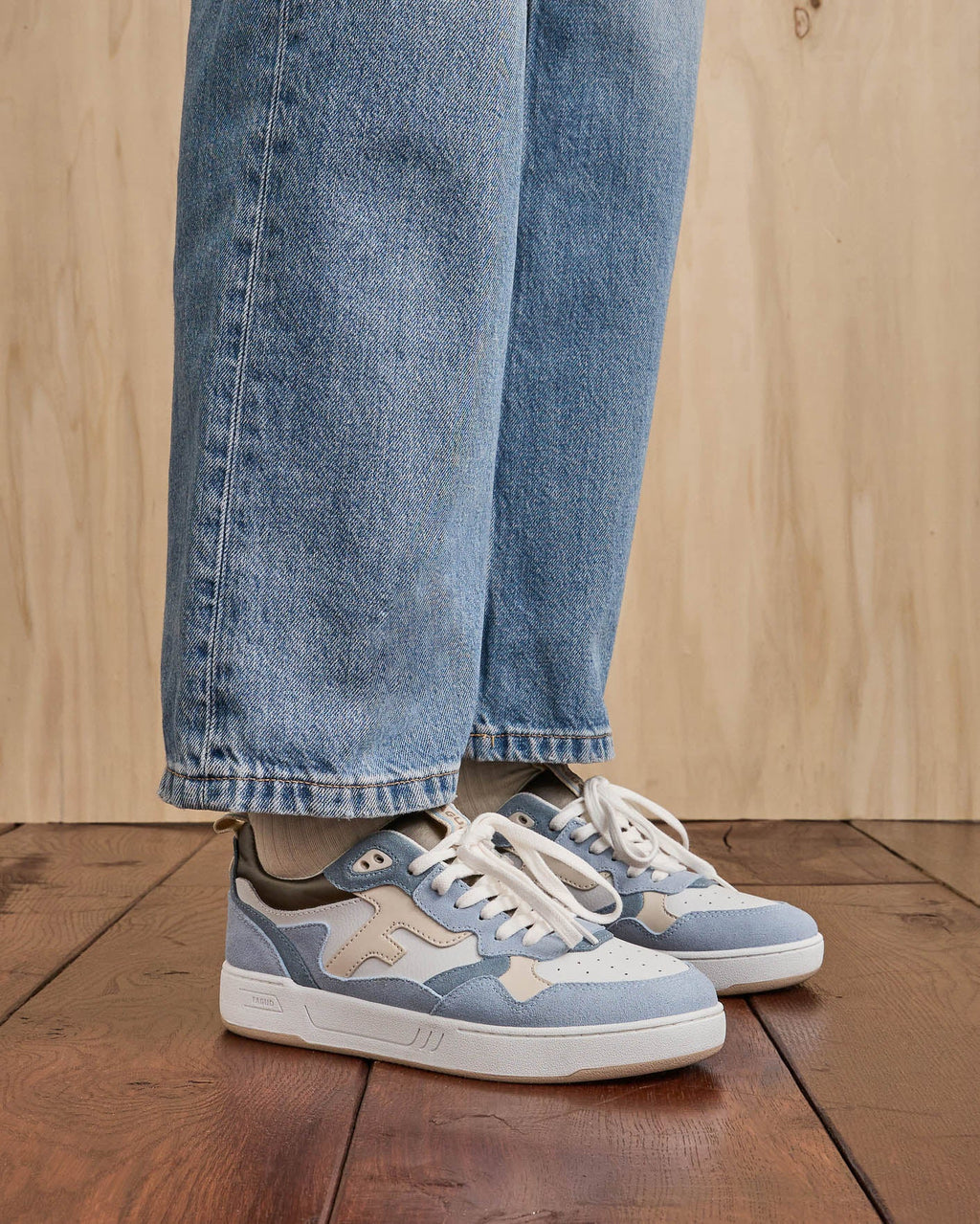 Zapatillas de piel y ante crudo y azul claro