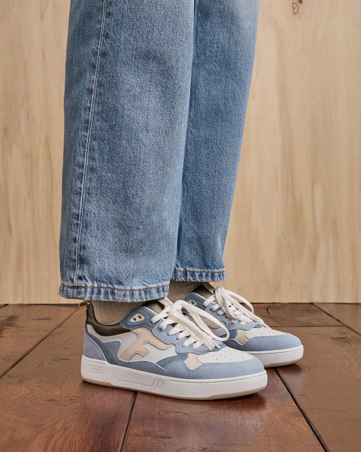 Zapatillas de piel y ante crudo y azul claro