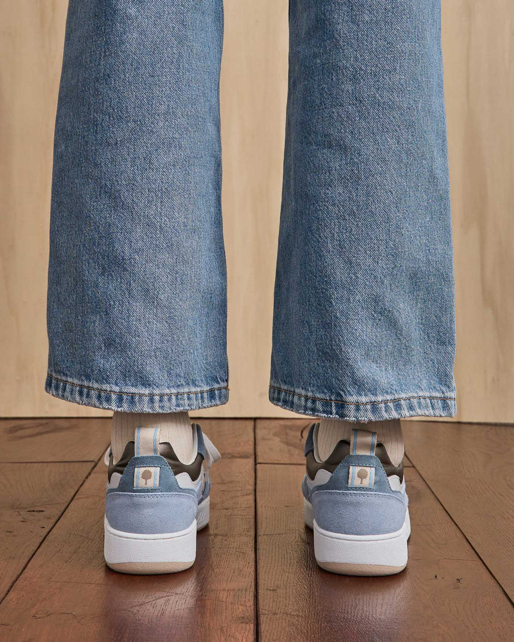 Zapatillas de piel y ante crudo y azul claro
