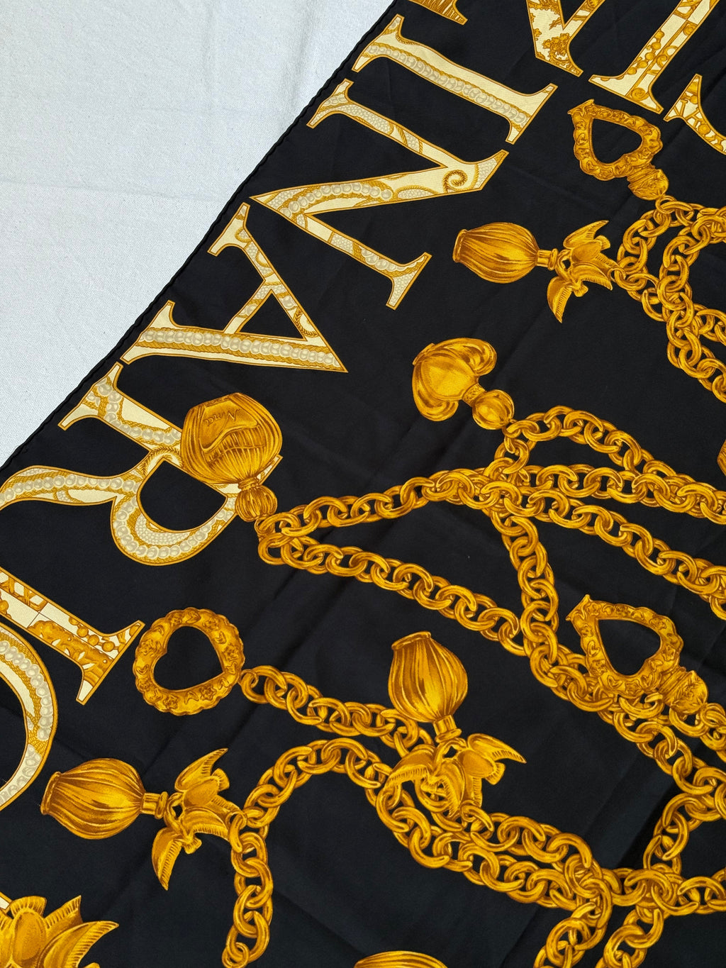 Bufanda Nina Ricci – Cadenas Y Monograma