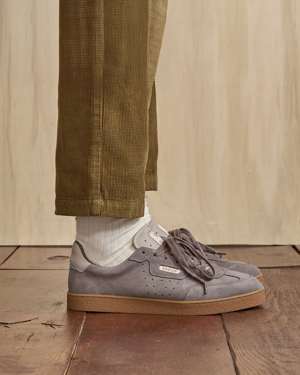 Sneakers in pelle scamosciata tortora chiaro