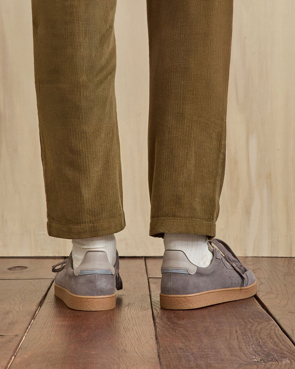 Sneakers in pelle scamosciata tortora chiaro