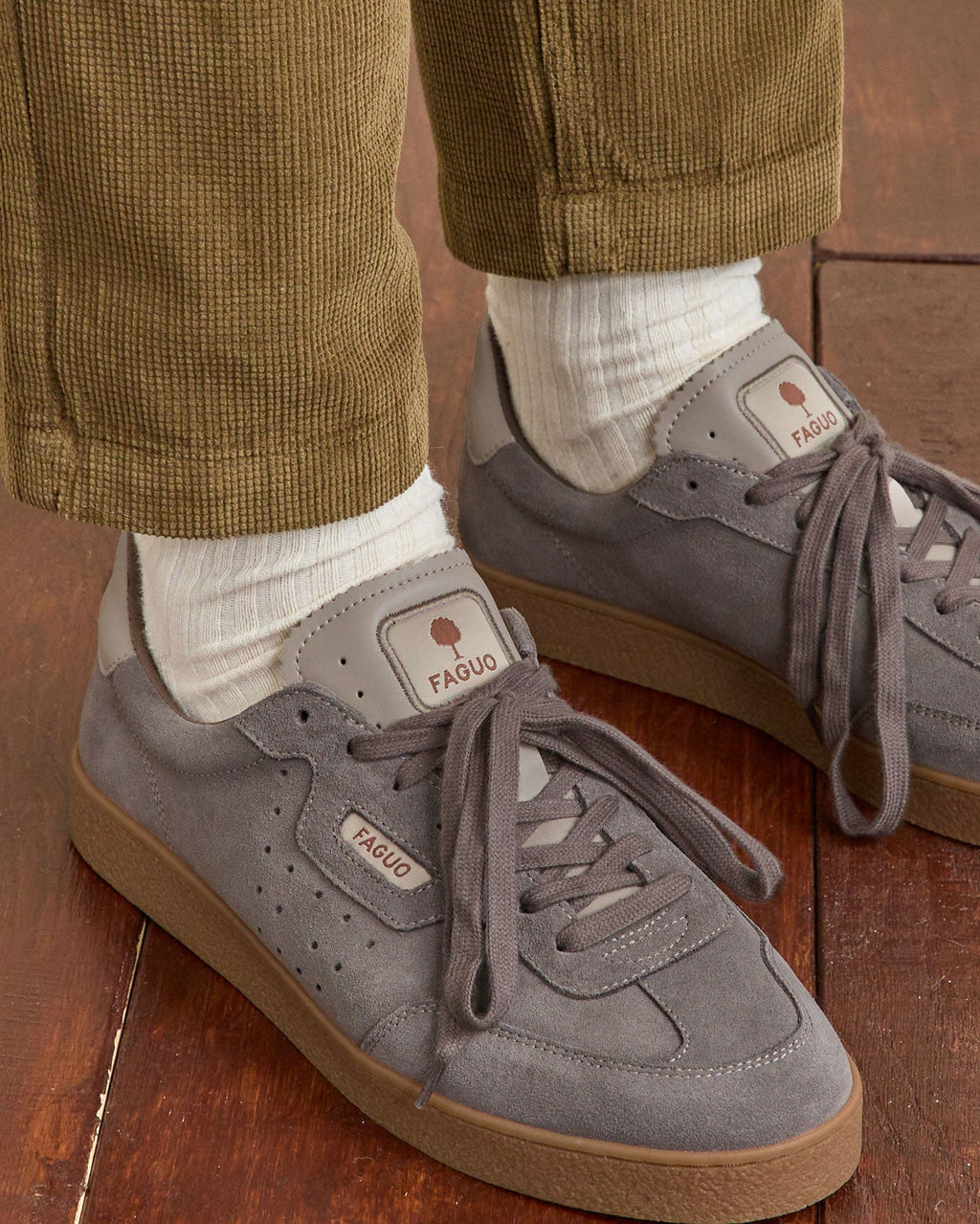 Sneakers in pelle scamosciata tortora chiaro
