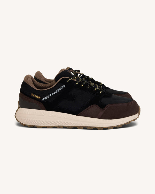 Zapatillas negras y marrón oscuro