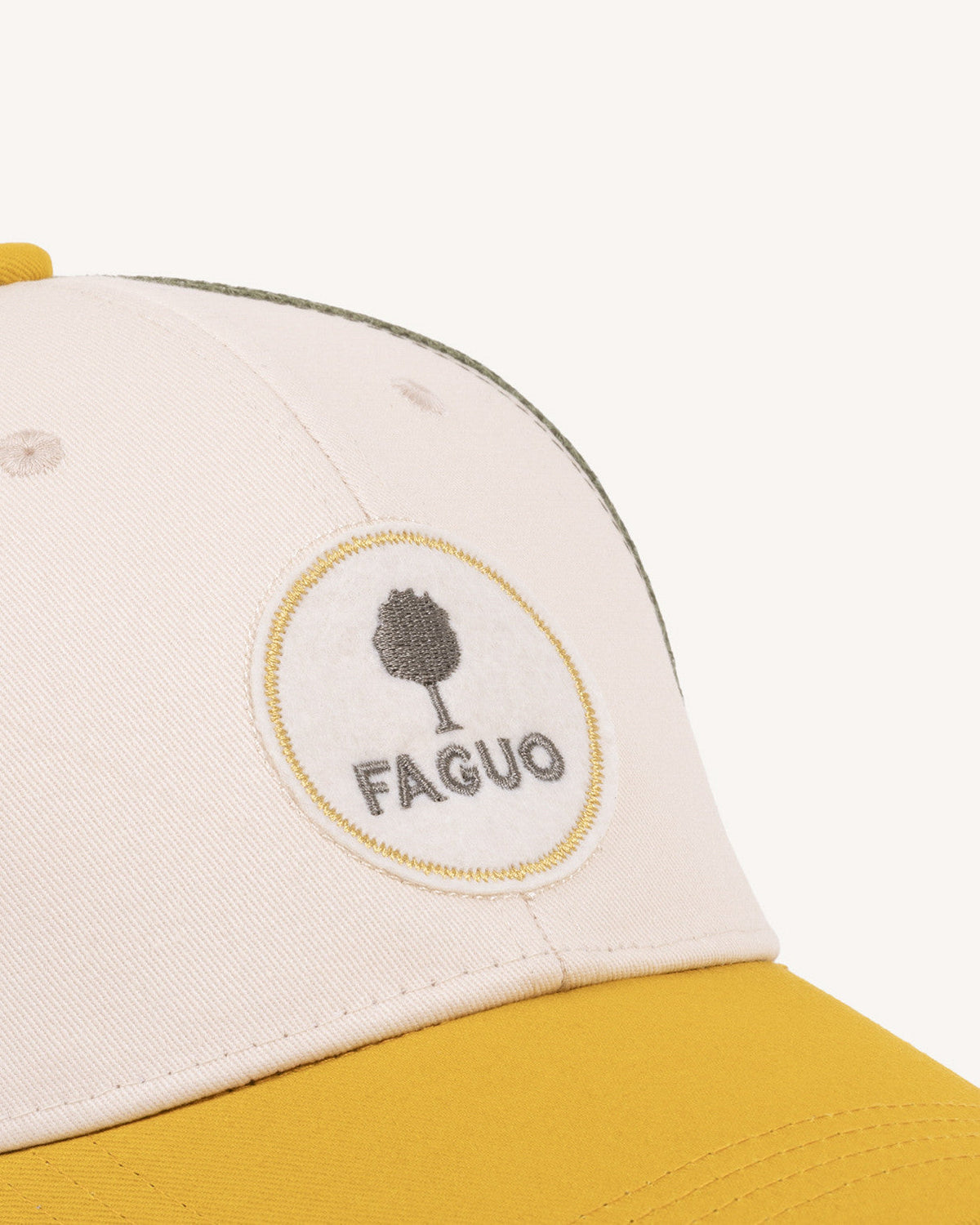 Gorra caqui y amarilla
