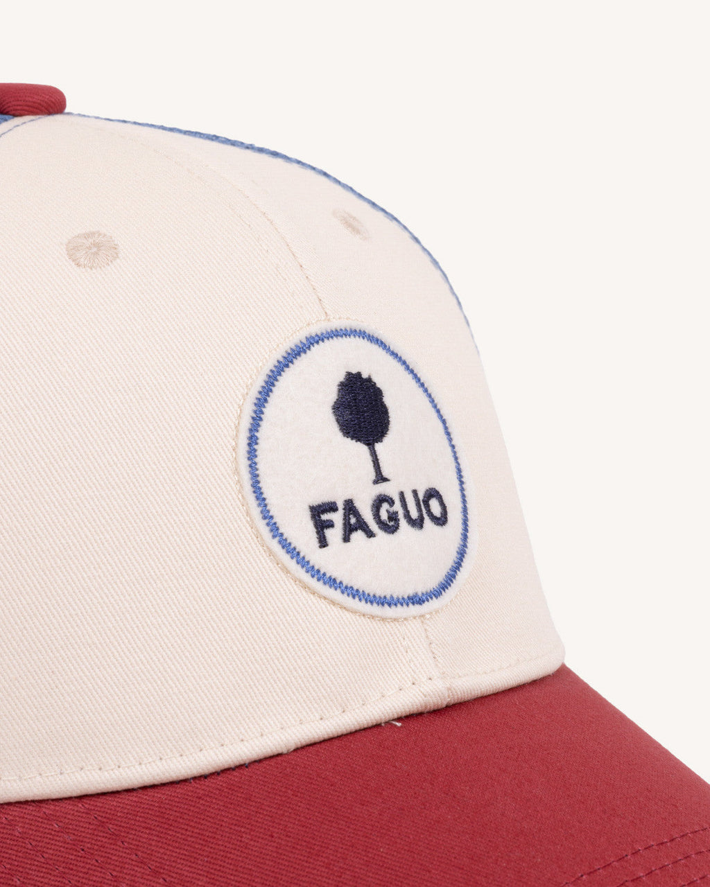 Cappellino rosso e blu marino