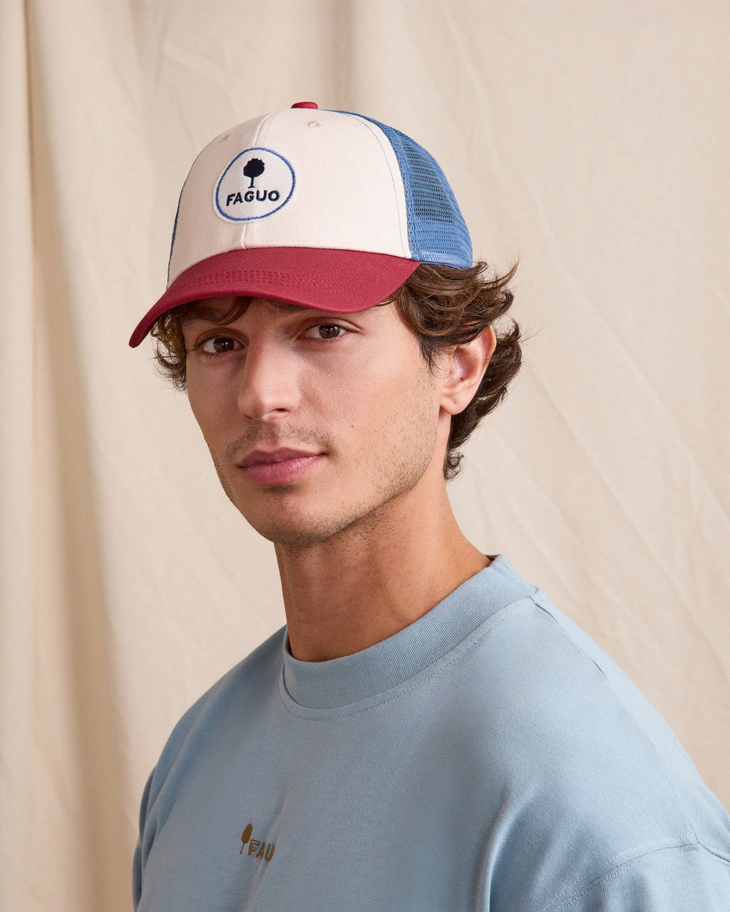 Cappellino rosso e blu marino