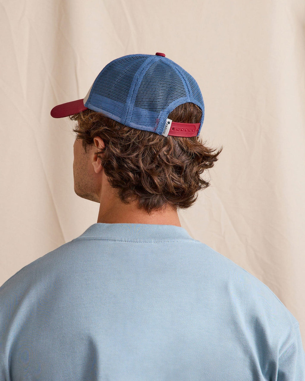 Cappellino rosso e blu marino