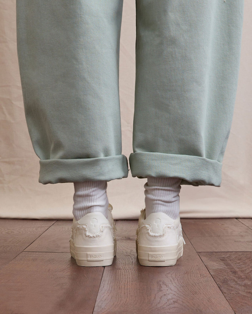 Sneakers in tela bianche