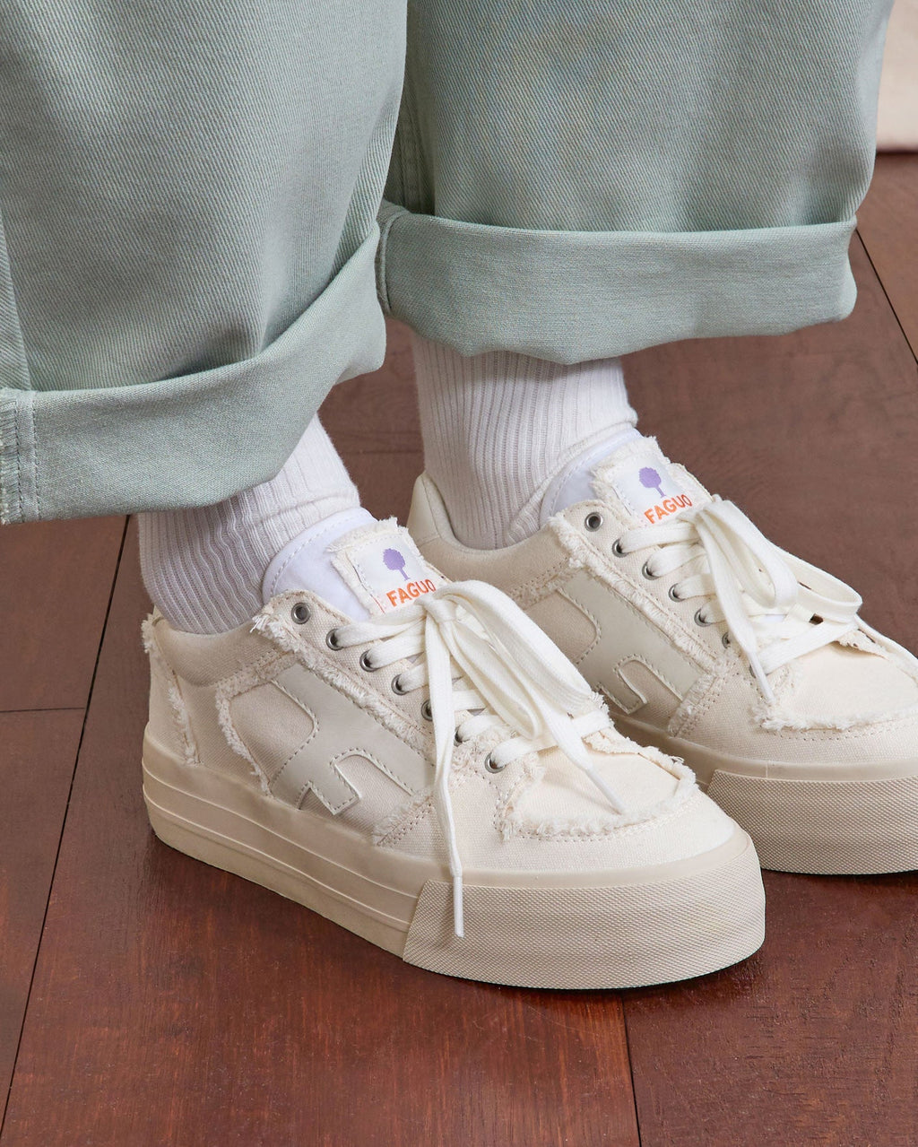 Sneakers in tela bianche
