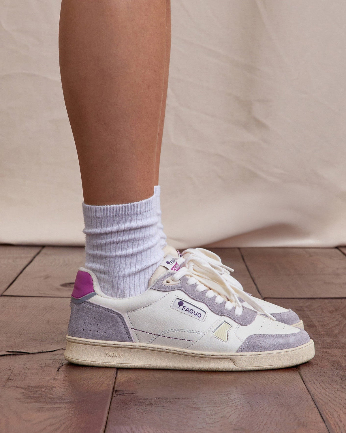 Zapatillas blancas y rosa grisáceo de cuero