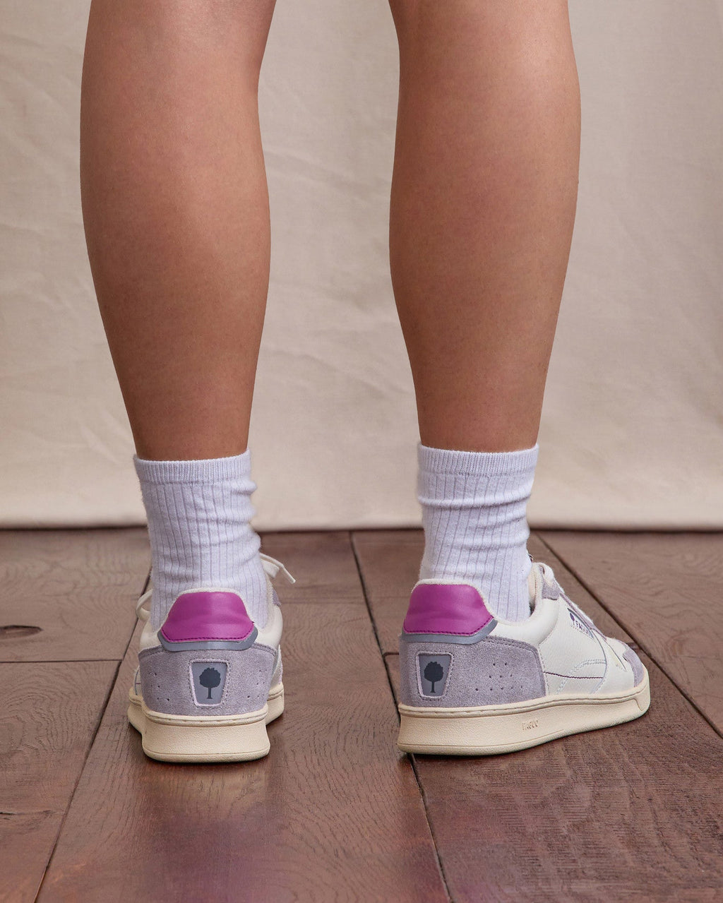 Zapatillas blancas y rosa grisáceo de cuero