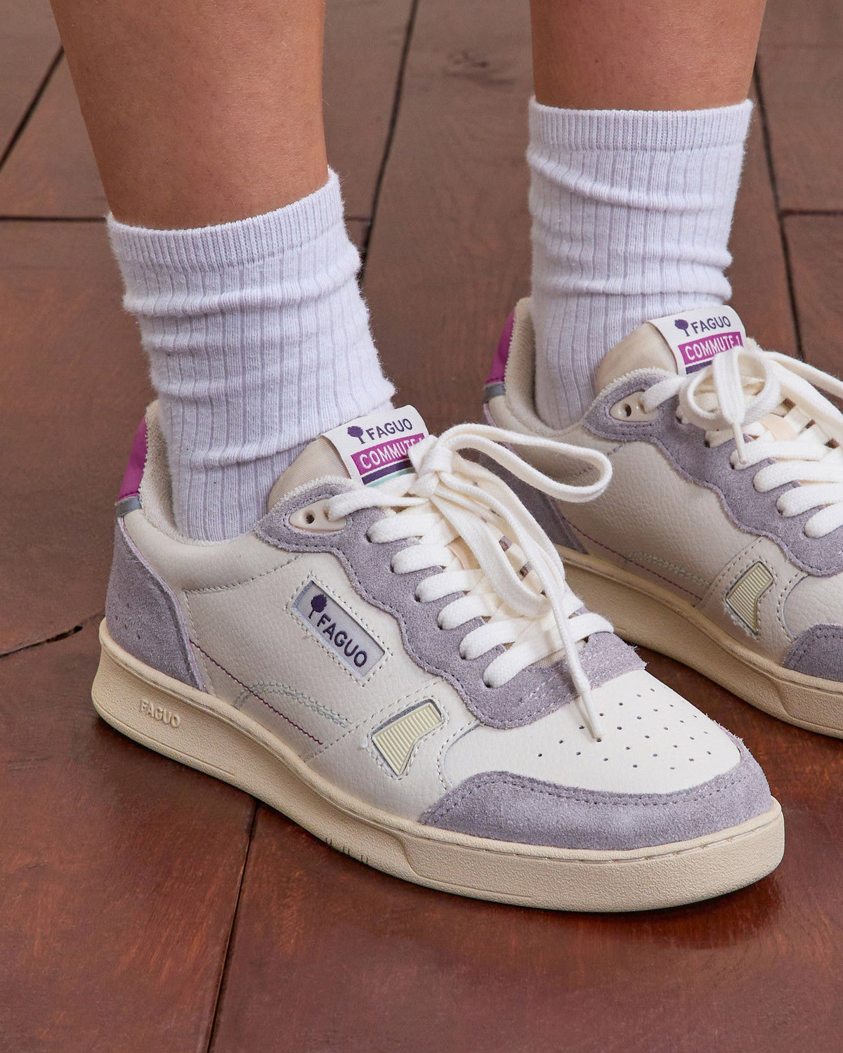 Zapatillas blancas y rosa grisáceo de cuero