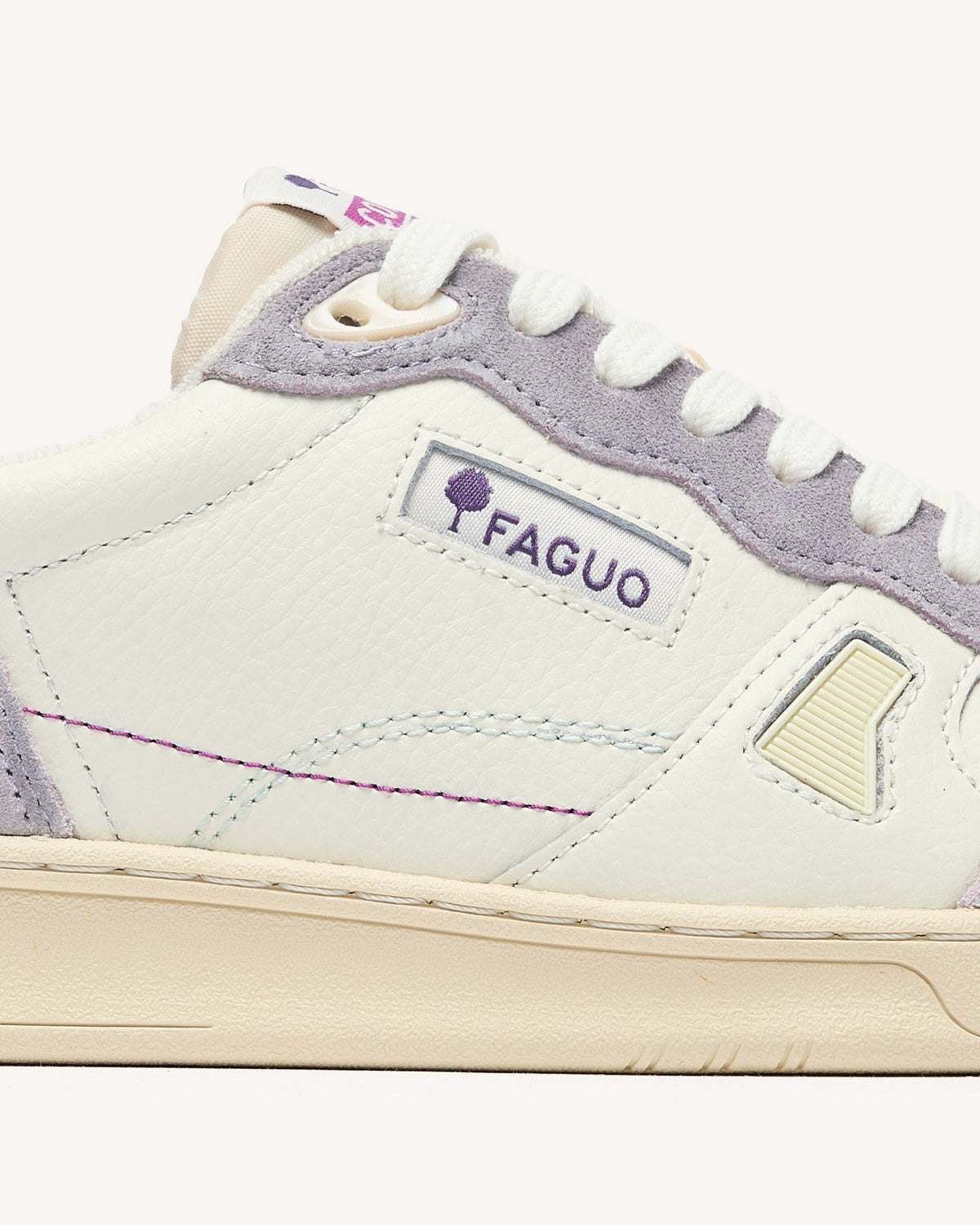 Zapatillas blancas y rosa grisáceo de cuero