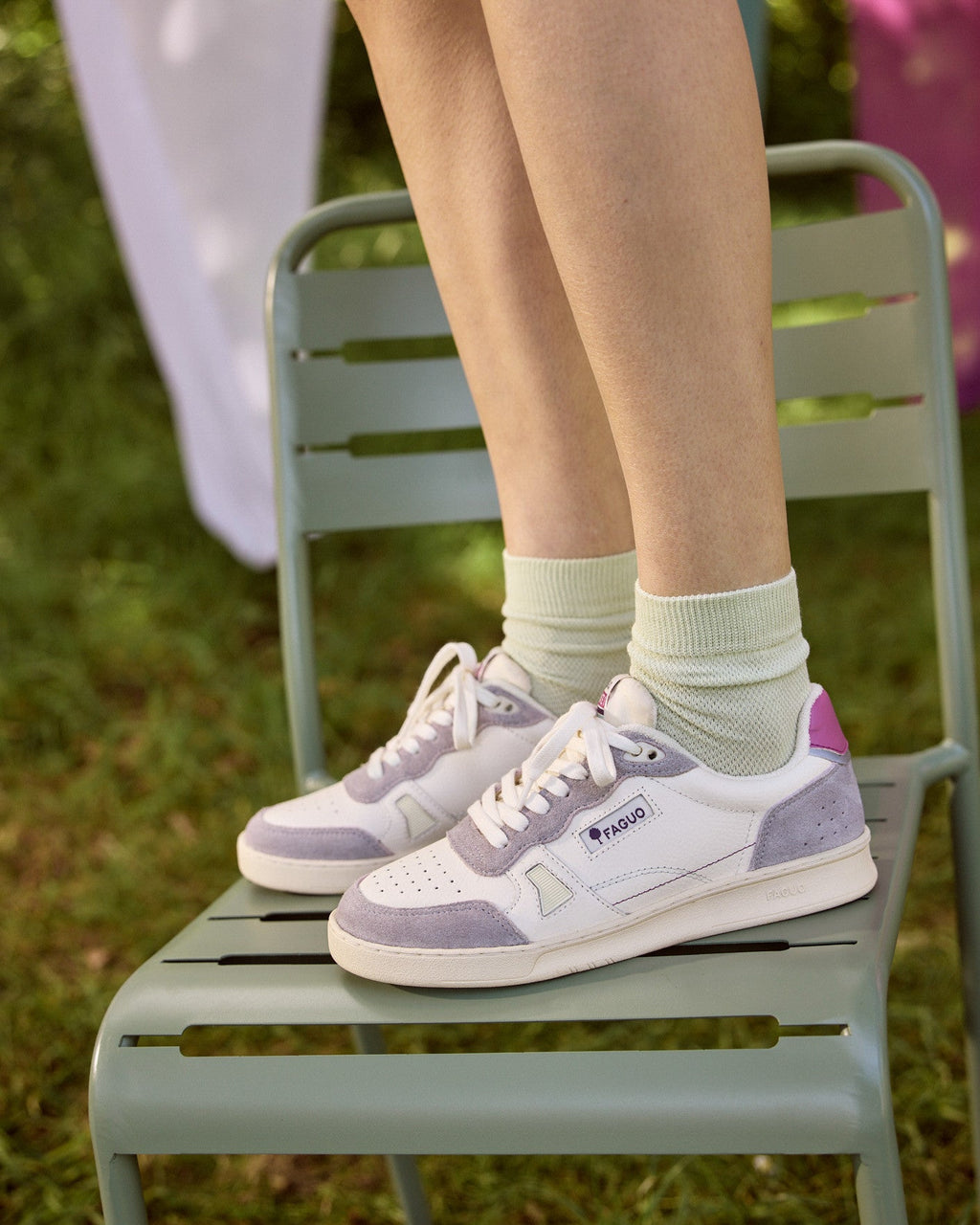 Zapatillas blancas y rosa grisáceo de cuero