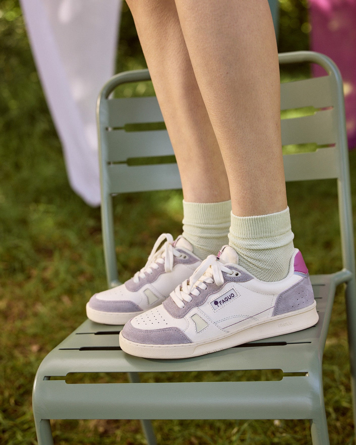Zapatillas blancas y rosa grisáceo de cuero