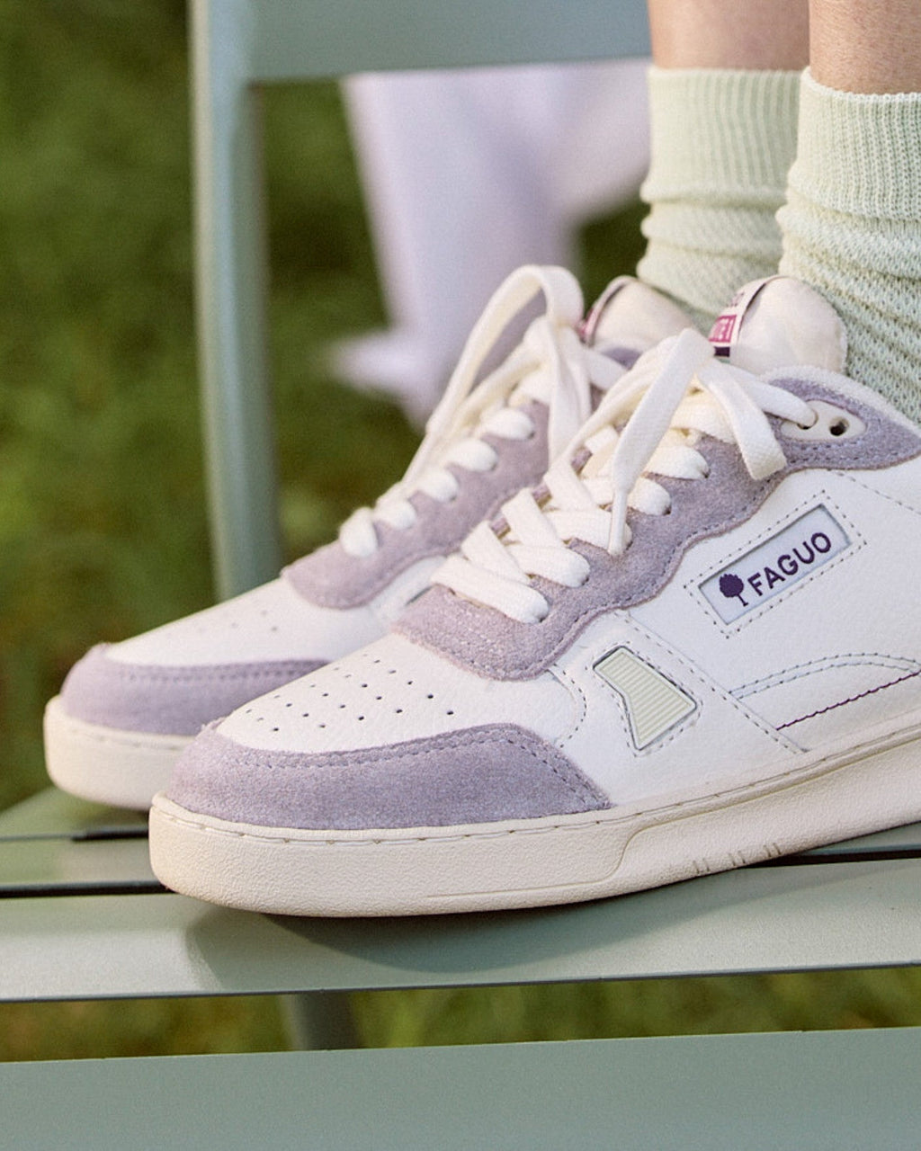 Zapatillas blancas y rosa grisáceo de cuero