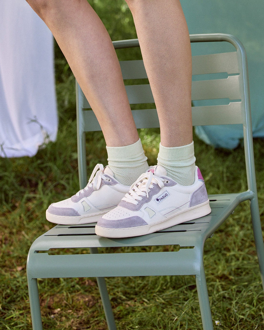 Zapatillas blancas y rosa grisáceo de cuero