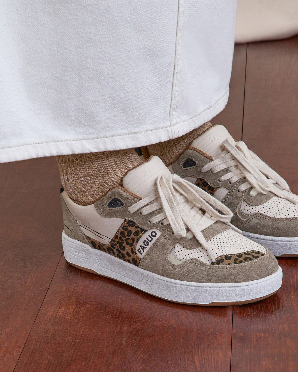Zapatillas de cuero leopardo y crudo