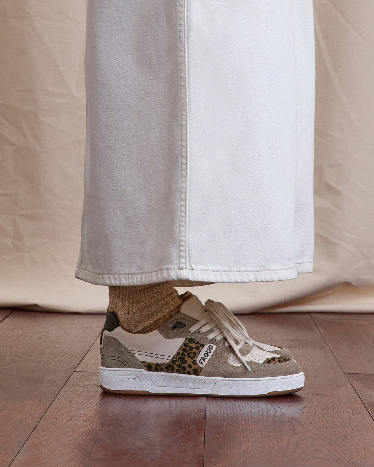 Zapatillas de cuero leopardo y crudo
