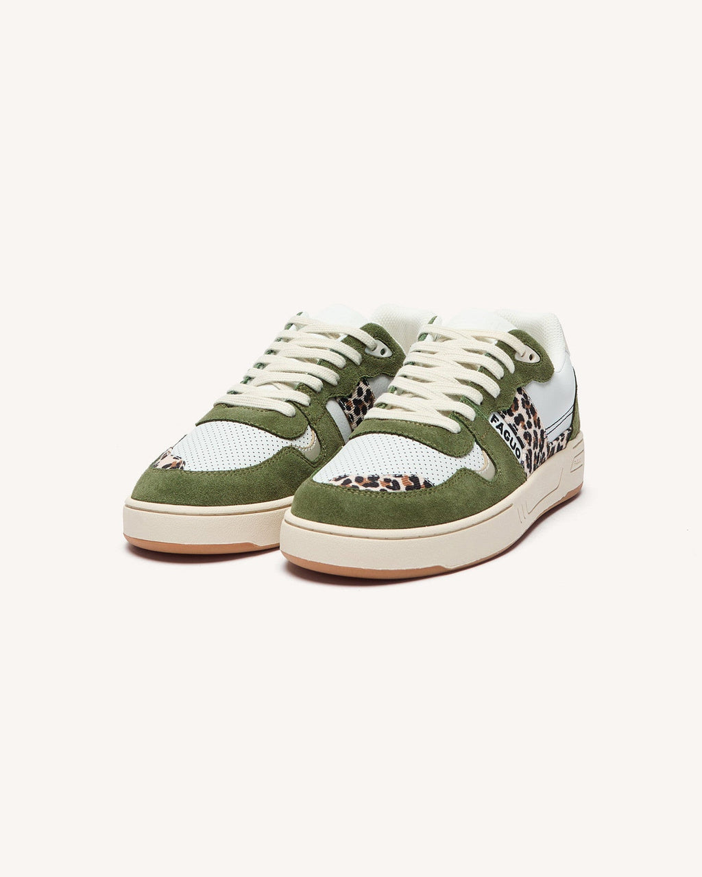 Zapatillas de leopardo y caqui de cuero