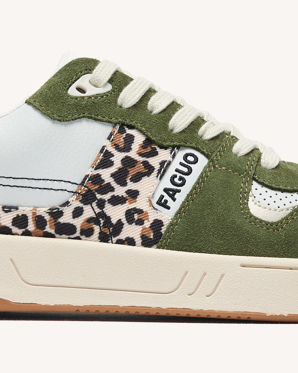 Zapatillas de leopardo y caqui de cuero