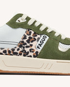 Zapatillas de leopardo y caqui de cuero
