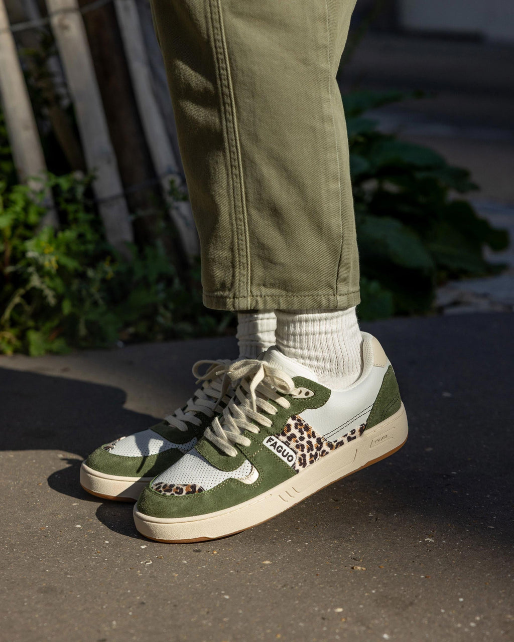 Zapatillas de leopardo y caqui de cuero