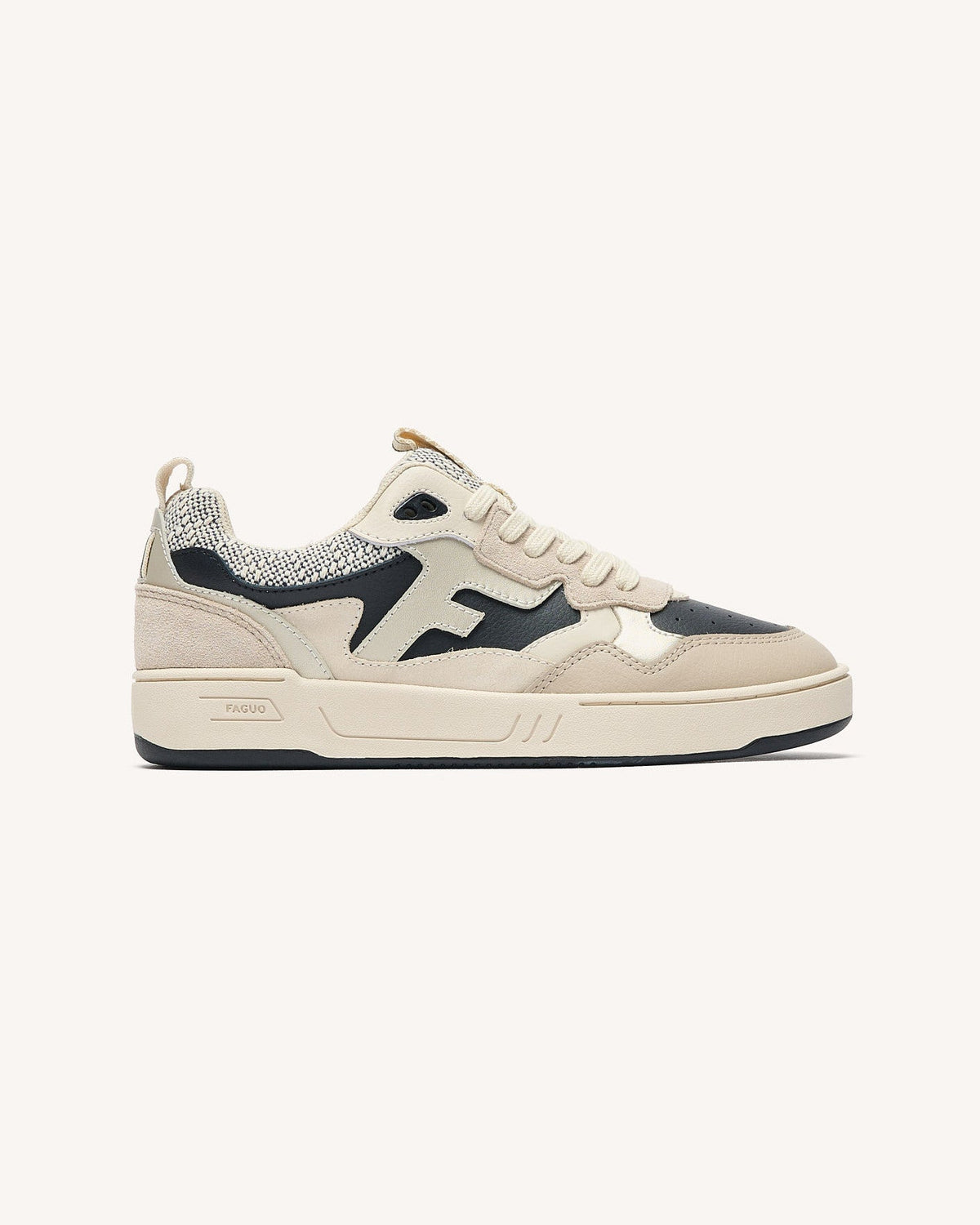 Sneaker nere e dorate in pelle