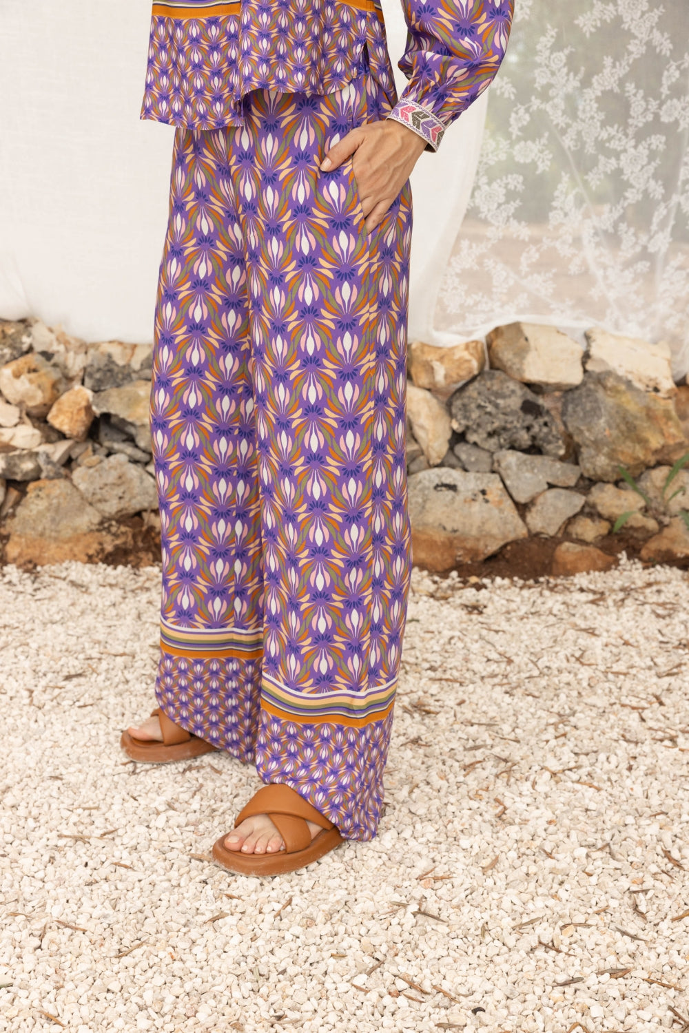 Le Pantalon Tracy À Imprimé Feuilles De Lotus