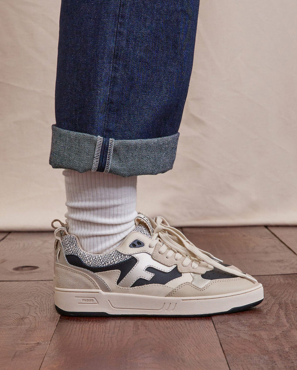 Sneaker nere e dorate in pelle