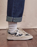Sneaker nere e dorate in pelle