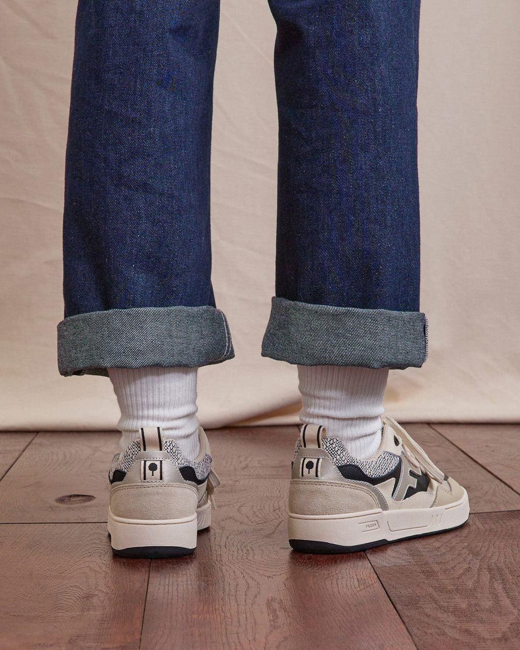 Sneaker nere e dorate in pelle