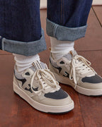 Sneaker nere e dorate in pelle