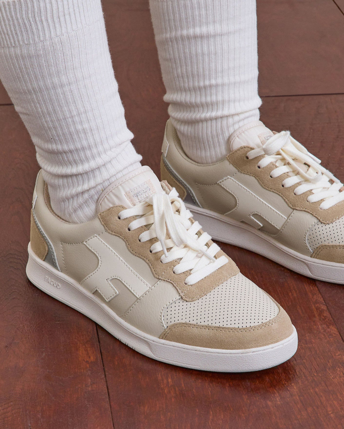 Sneaker color crema e argento in pelle