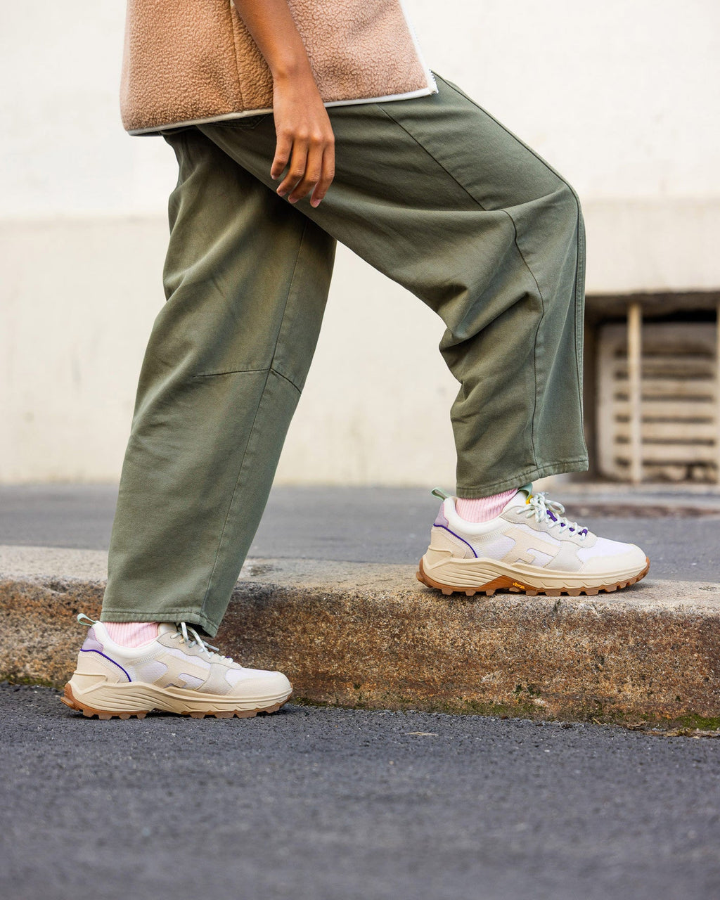 Zapatillas blancas y beige