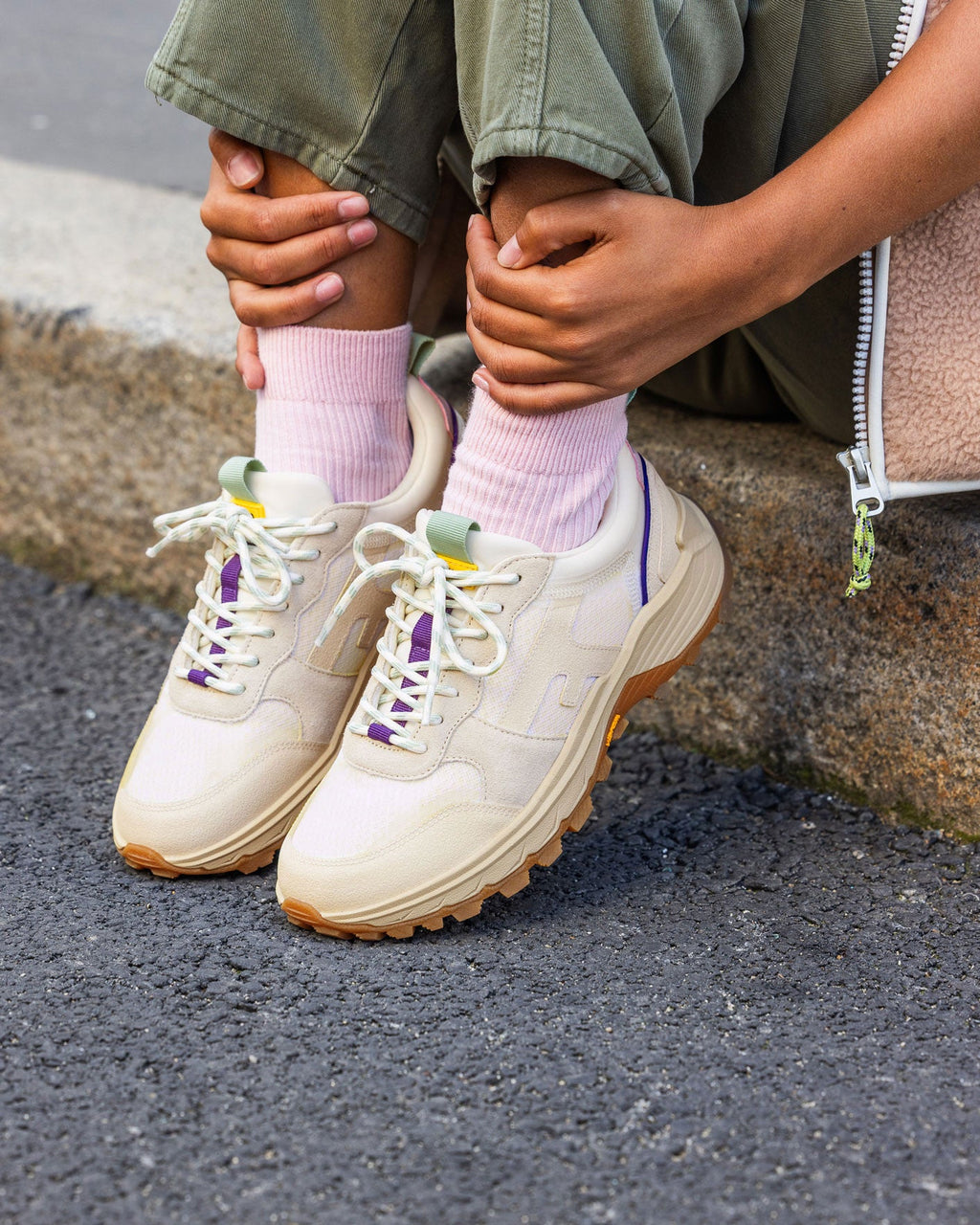 Zapatillas blancas y beige